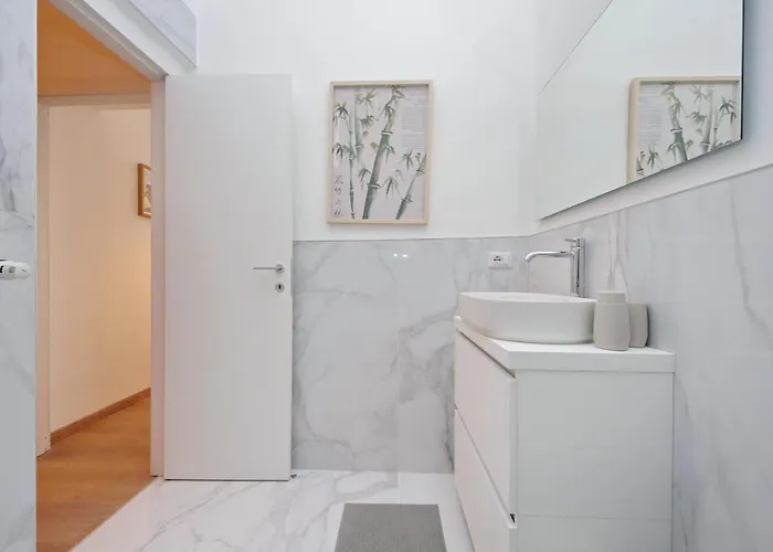 Apartment Design Near Metro A- Re Di *
